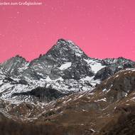 Narůžovělá noční obloha nasvítila také impozantní Großglockner, nejvyšší horu Rakouska.