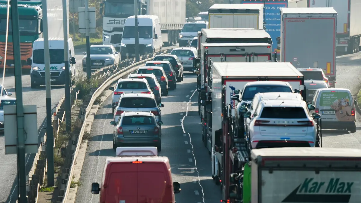 Práce přes den i v noci. Vytíženou Kbelskou ulici chtějí stihnout opravit za 45 dní