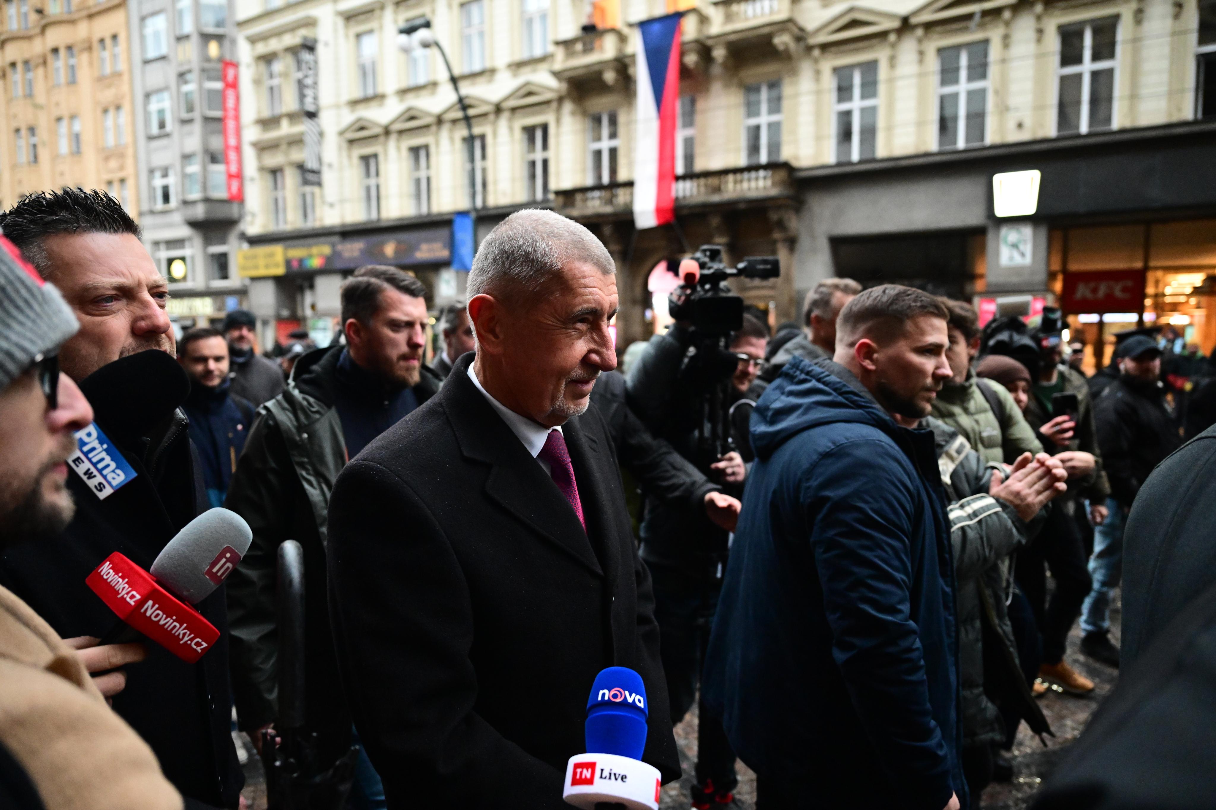 17. listopad: pískot na Národní třídě při příchodu Babiše i Vondráčka