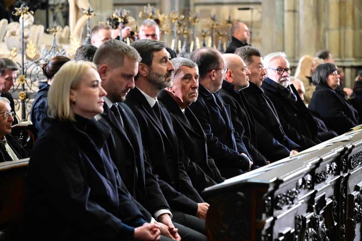 Pohřbu se zúčastnila řada předních politiků, mezi nimi ministryně obrany v demisi Jana Černochová (vlevo) nebo nově zvolený předseda Sněmovny Tomio Okamura.