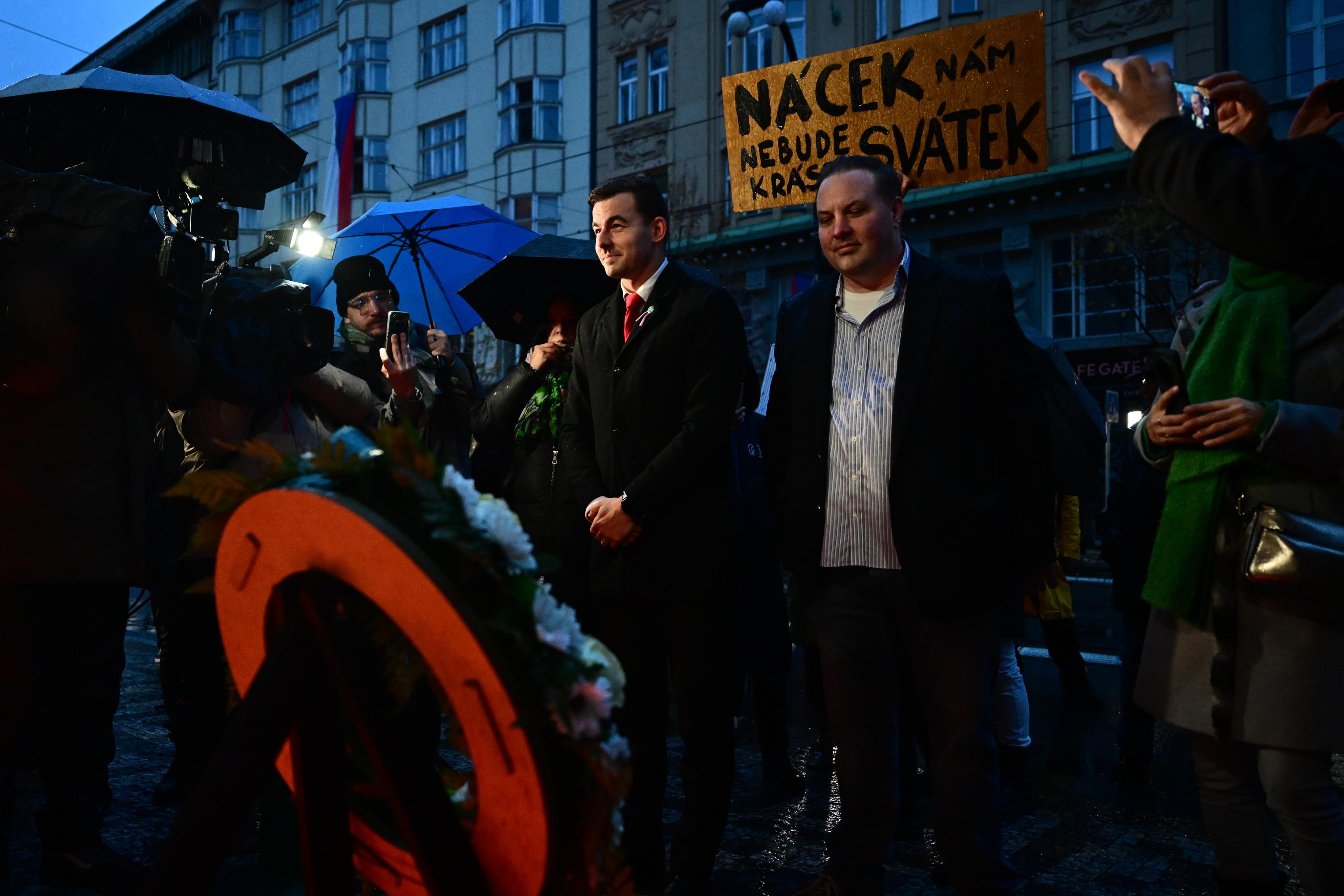 Na Národní třídě vzpomínali na 17. listopad. První dorazil šéf Svobodných, setkal se s pískotem