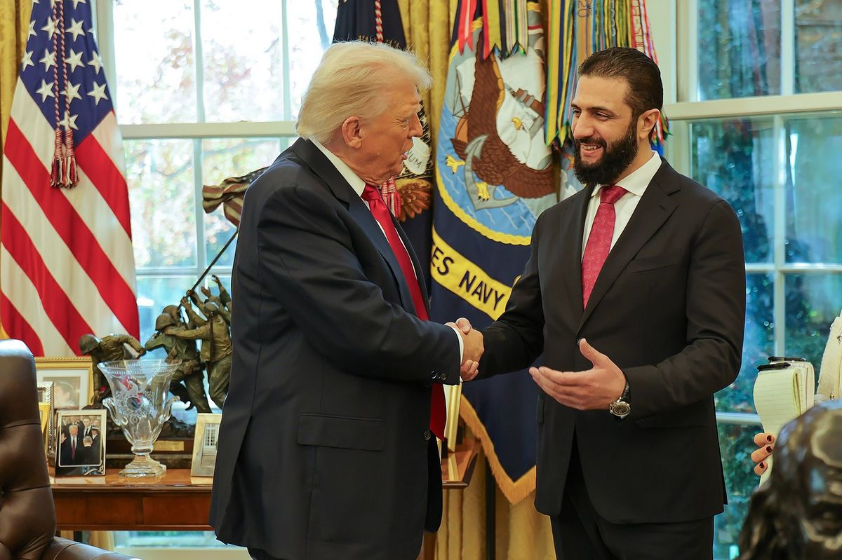 Kolik máte manželek, zeptal se Trump syrského prezidenta, když jej postříkal vlastní kolínskou