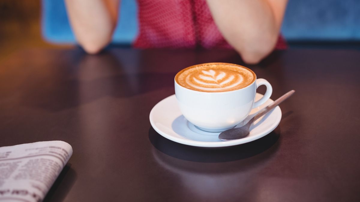 Dehydratuje, ruší spánek, zpomaluje vývoj? Pravdy a mýty o milované kávě