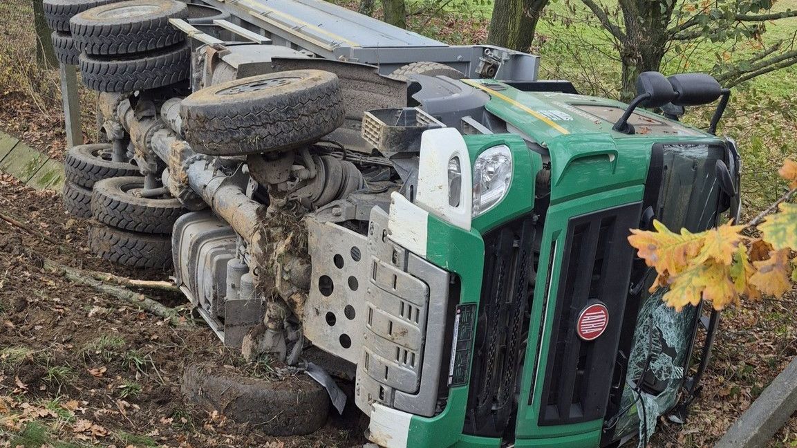 Opilý řidič na Zlínsku vyjel ze silnice, naboural do plotu a obrátil náklaďák na bok