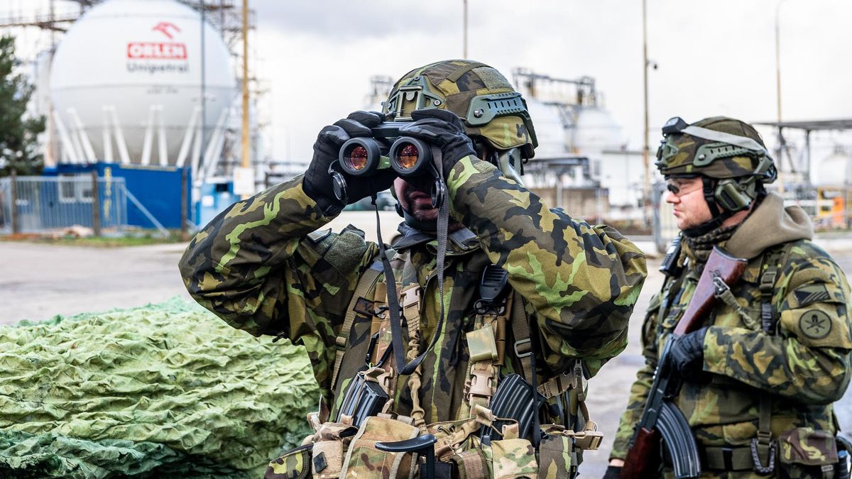 V rafinériích budou cvičit vojáci, lidé v jejich okolí mají počítat s pohybem armády