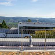 Ze střešní terasy je pěkný výhled do okolí. 