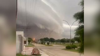 Impozantní shelf cloud visel nad domy v Argentině