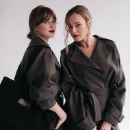 Jenovéfa a Kristýna Bokovy nafotily pro značku .about leather. nejnovější kampaň „Woman Essence“, která oslavuje sílu ženské energie, autenticitu a propojení mezi ženami. Kabelka tote bag nubuk vyjde na 8500 Kč.