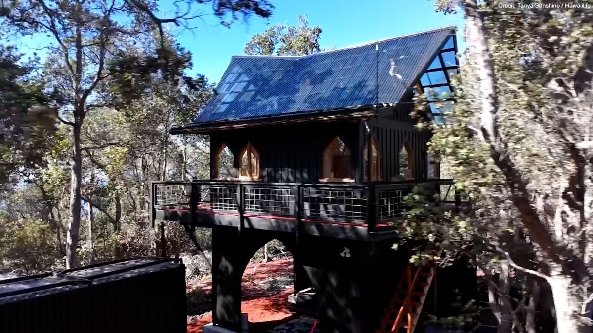 Trochu chaloupka na kuřích nožkách, trochu domek na stromě