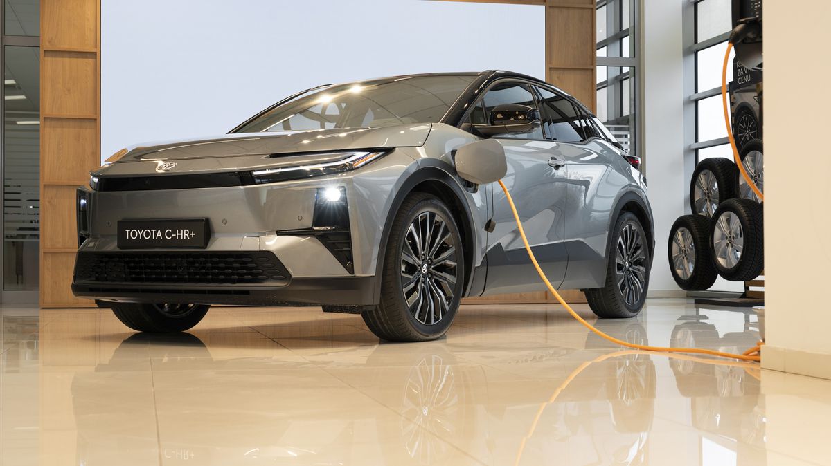 Toyota C-HR+ dorazila do Česka, na mušku si bere Škodu Elroq