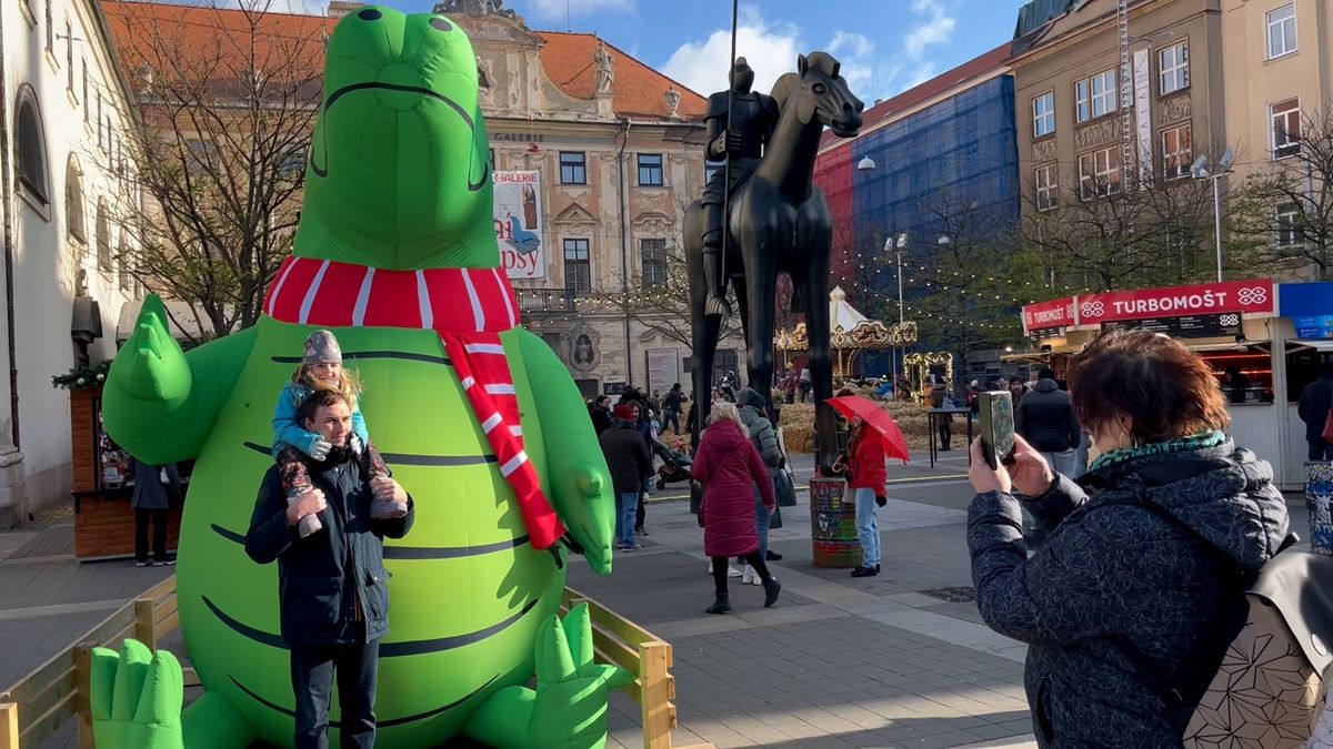Toto nejsou brněnské Vánoce. Nafukovací krokodýl a hrnek v centru budí rozpory