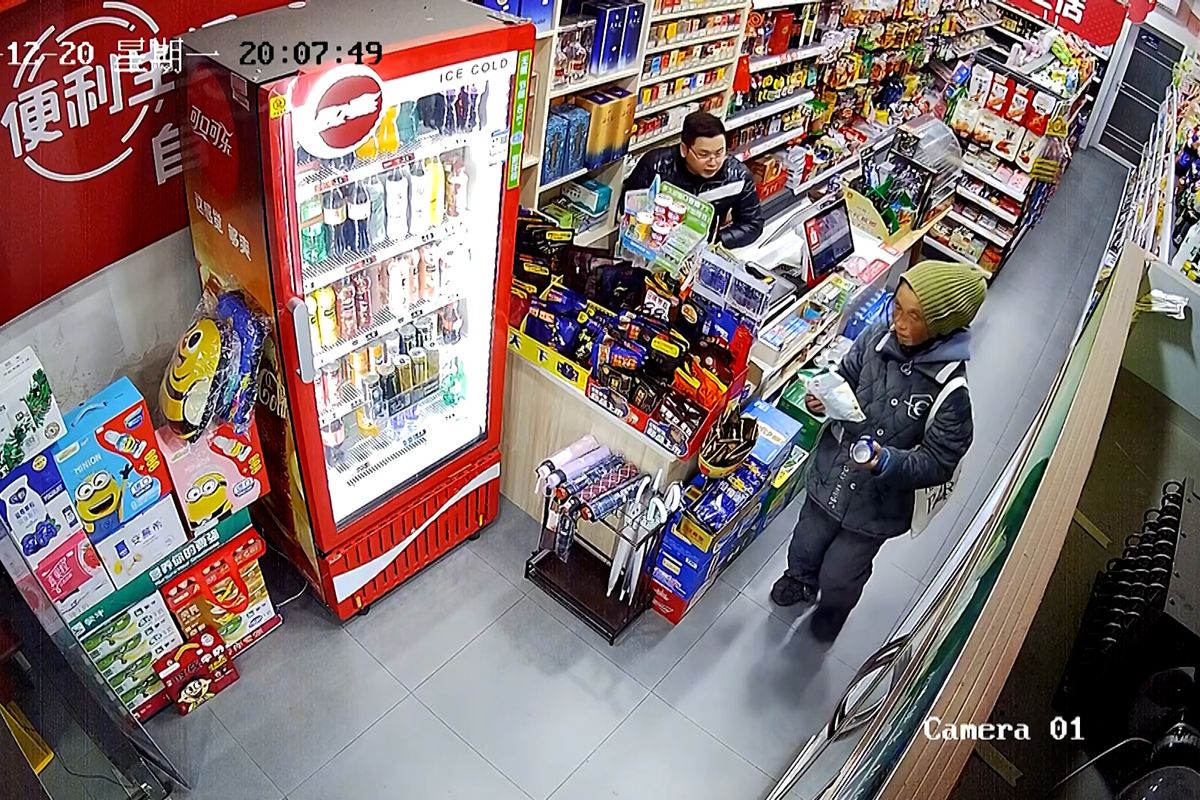 Dojemný příběh z Číny. Prodavač roky tajně účtuje důchodkyni jen část útraty