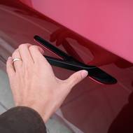 Pro otevření dveří je potřeba osvojit si nezvyklý hmat.