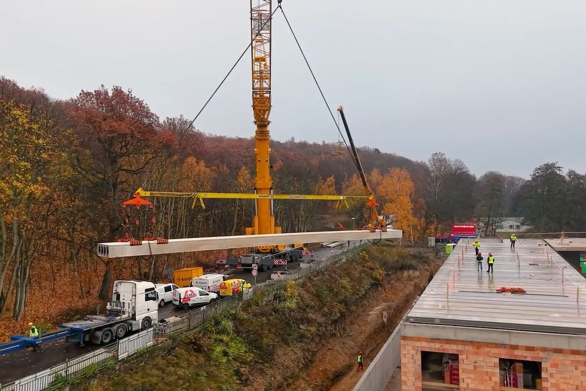 Gigant mezi jeřáby zastřešil v Litvínově novou plaveckou halu