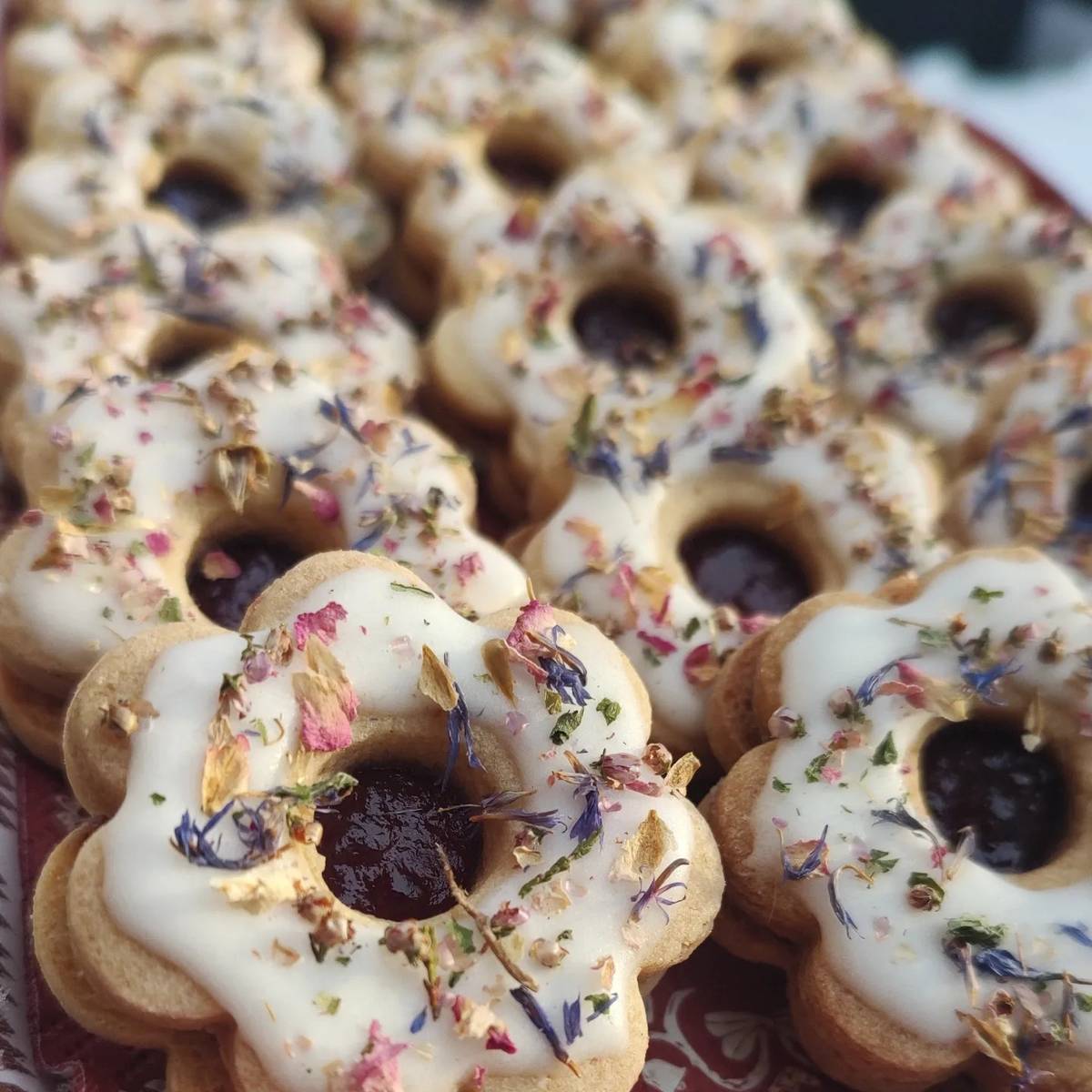 Vánoční cukroví s usušenými květy a bylinkami