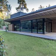 Velkorysý přesah střechy kryje terasu. 