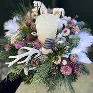 V případě malého stolu lze použít dekoraci s jednou svíčkou. Originalita je v použití drobných háčkovaných předmětů.