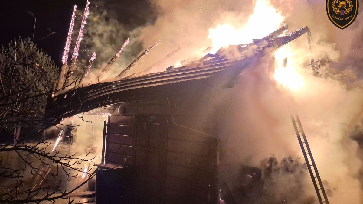 V Oznici na Vsetínsku shořelo časně ráno hospodářské stavení