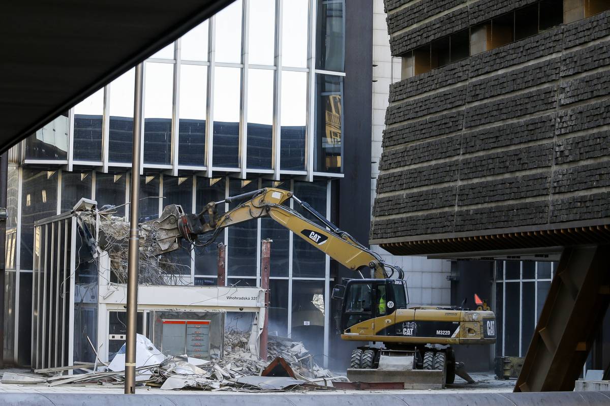 Začátek bourání Transgasu v roce 2019