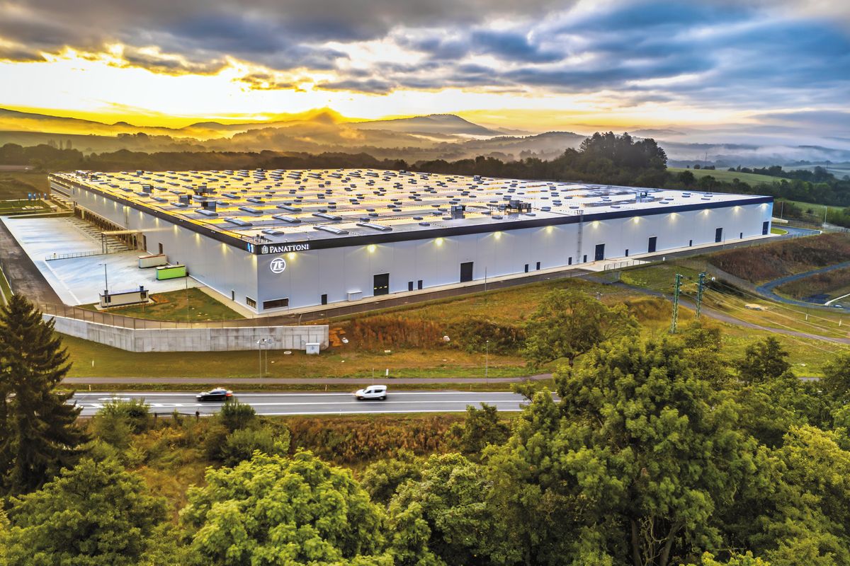 Zájem o sklady a výrobní haly byl loni třetí největší v historii