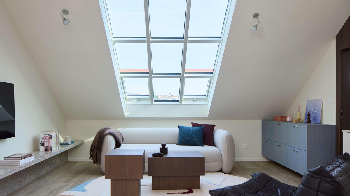 Podkrovní byt se odkrývá obloze a otvírá výhled na město