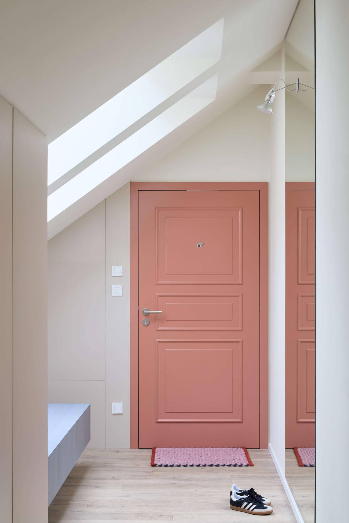 Vstupní prostor prozařují okna vložená do střechy.