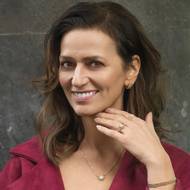 Herečce sluší stříbrné i zlaté šperky. Na sobě má kolekci Michala Kadaníka nazvanou příhodně Adel.