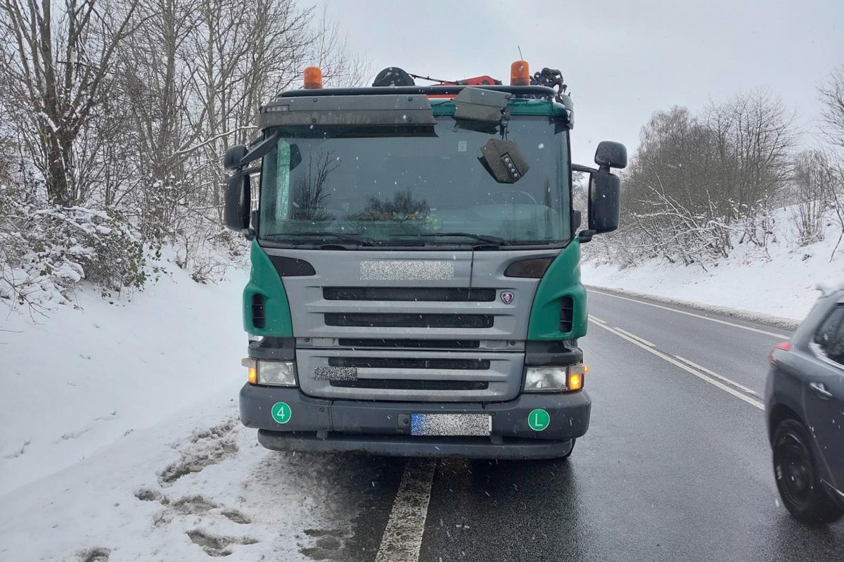 Kus ledu z náklaďáku poničil na Českolipsku kabinu protijedoucího tahače