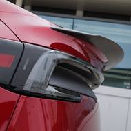 Verze Performance se liší i zadním spoilerem.