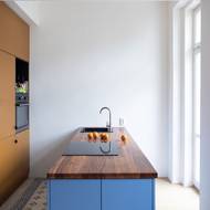 Kuchyň má nevšední barevnost. 