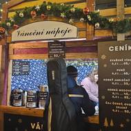 Vánoční trhy na náměstí Republiky, nejlevnější svařák tu vyjde na 65 korun.