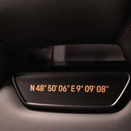 Detail interiéru Porsche Panamera z programu Sonderwunsch s humidorem na doutníky