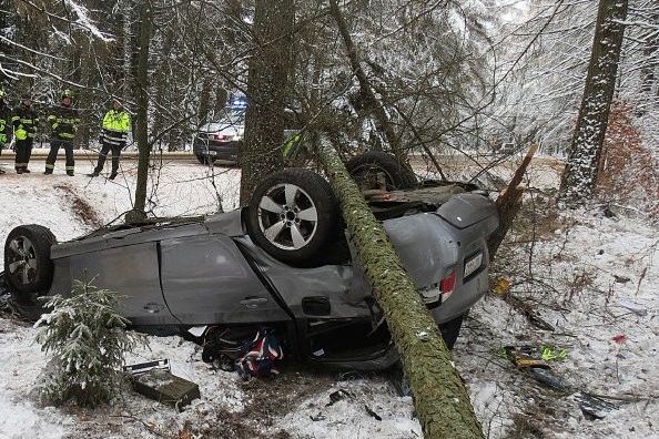Řidič na Chomutovsku nadýchal po nehodě skoro čtyři promile alkoholu, z vozu ho vyprostili policisté 