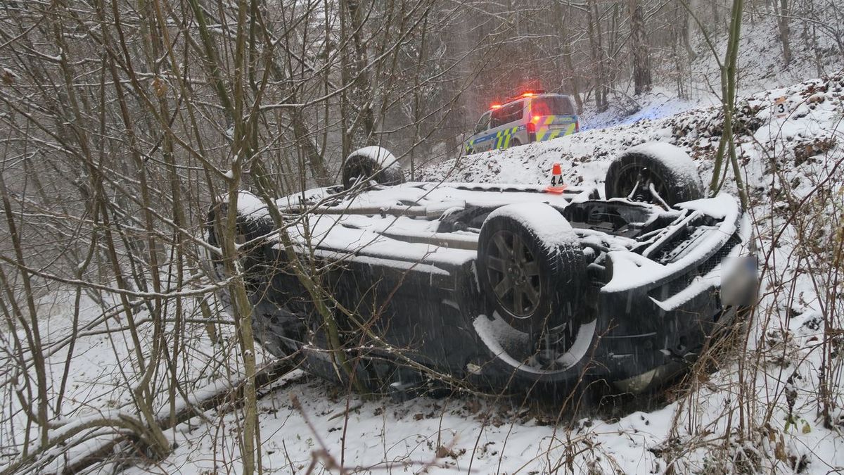 Mladá řidička převrátila na Šumpersku BMW na střechu
