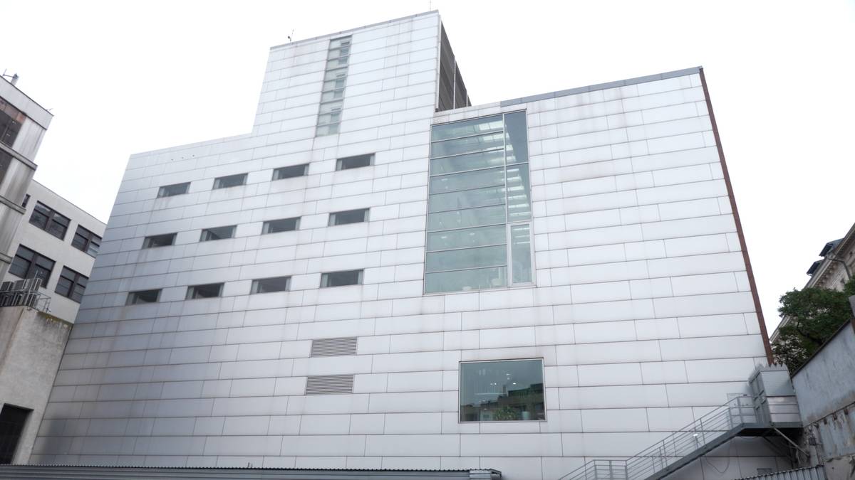 Staveniště v listopadu 2025, pohled na sousední budovu Českého rozhlasu