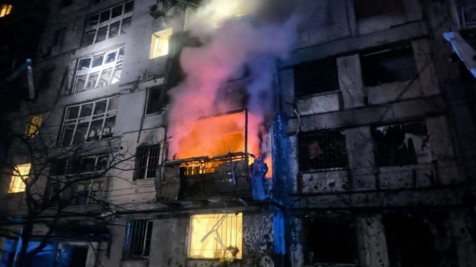 Po ruském náletu vzplál v Dnipru věžák, čtrnáct zraněných