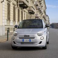 Nový Fiat 500C Hybrid nabídne plátěnou střechu.