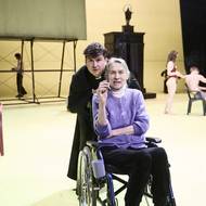 Babku s osobitým humorem skvěle ztvárňuje Johanna Tesařová. Na snímku se Šimonem Krupou coby Kostelníkem alias novým farářem