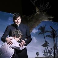 Kantor (Igor Orozovič) a Kostelník (Šimon Krupa) mají v inscenaci i vzácné chvíle lidského srozumění.