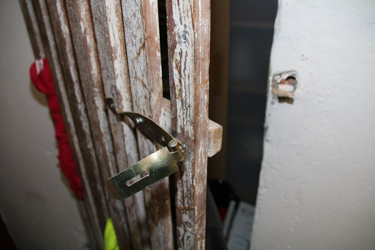 Recidivista vykradl v Mostě čtyřicet sklepních kójí. Hrozí mu až pět let vězení