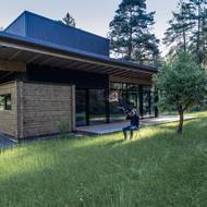 Box nad střechou skrývá část domu pro hosty. 