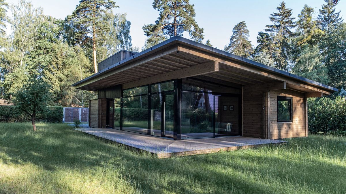 Dům z finské borovice v Jevanech je ukrytý za řadou smrků