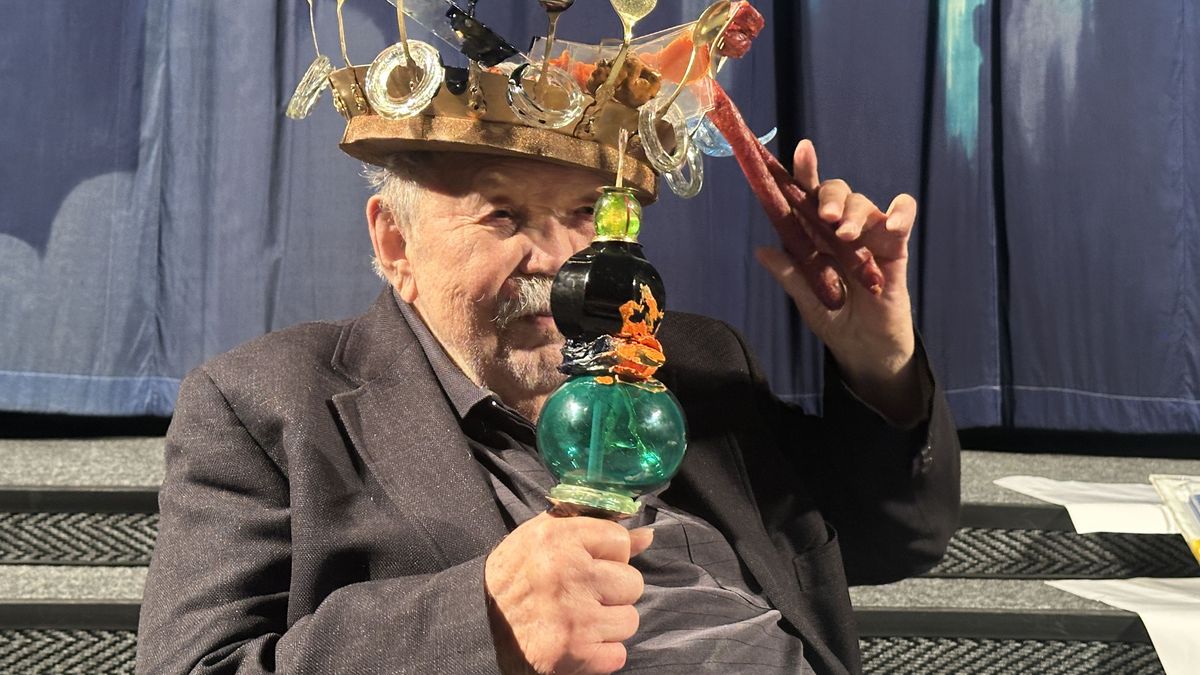 Patří mezi nejstarší umělecké skláře. Čtyřiadevadesátileté narozeniny oslavil na vernisáži
