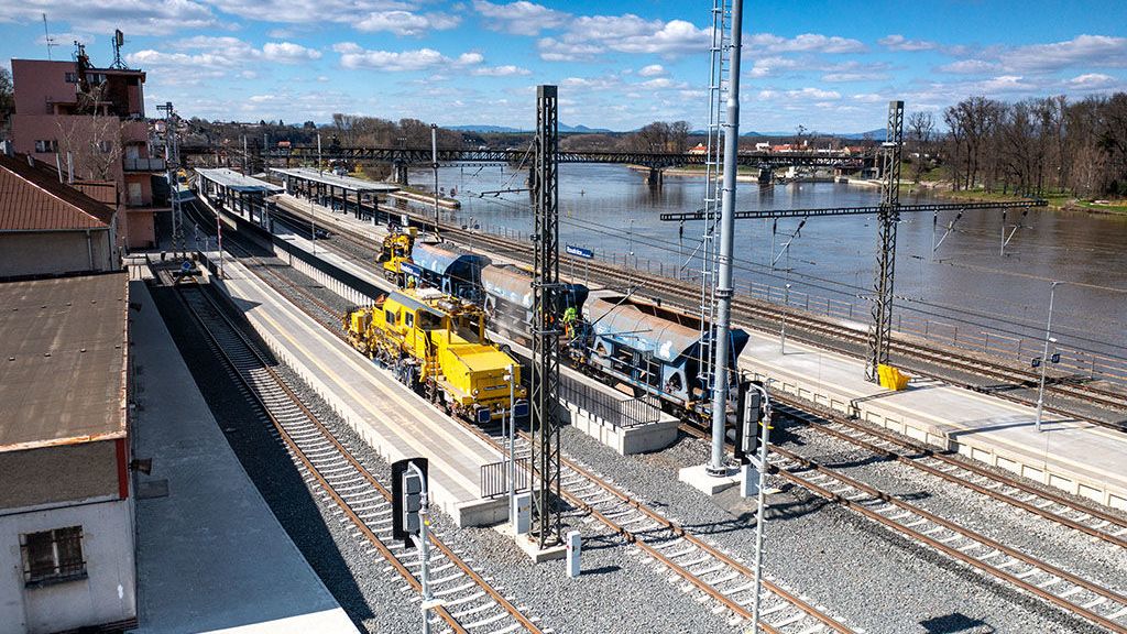 Vlak v Roudnici strhl trakční vedení. Provoz na koridoru do Děčína se opět zastavil