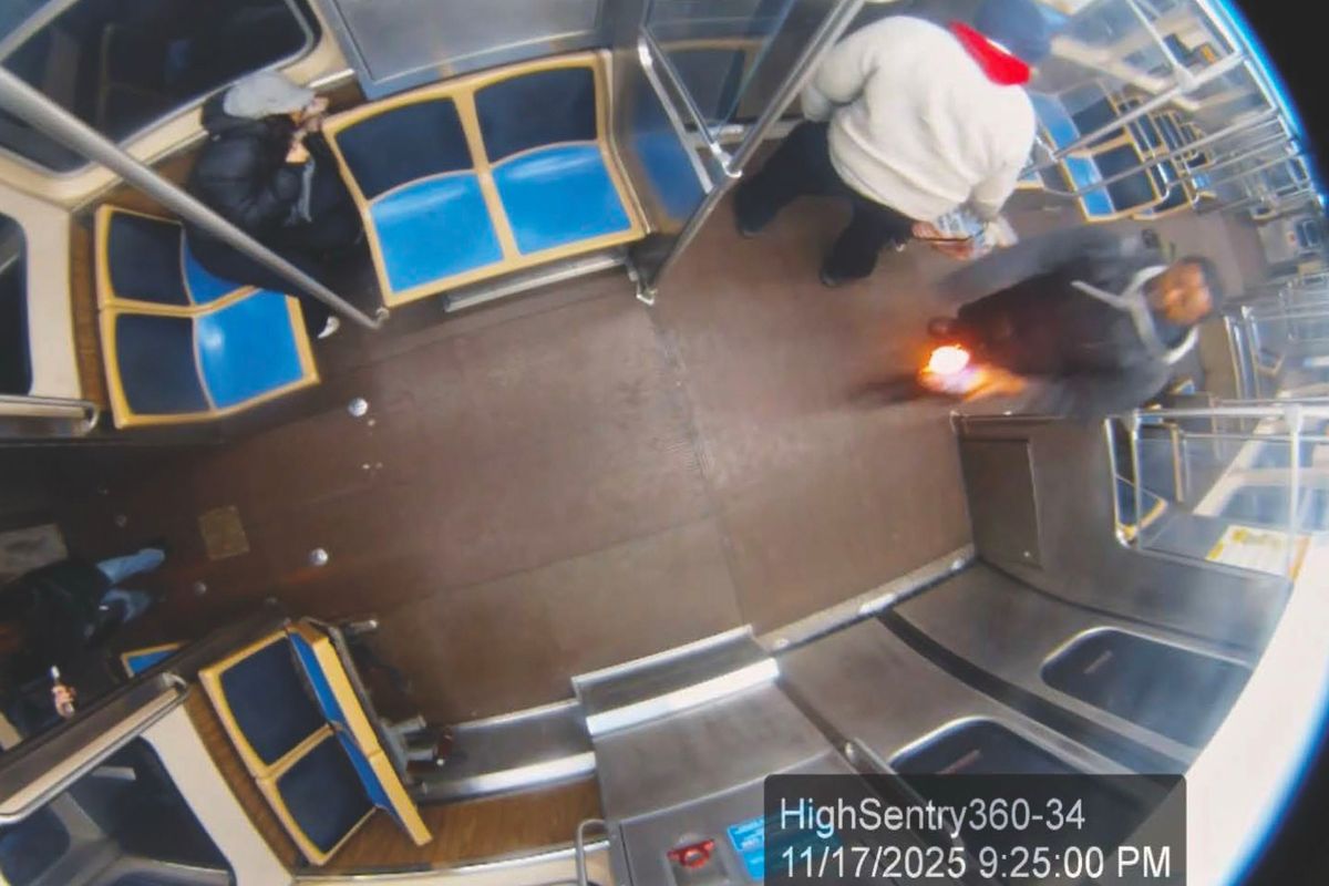 Muž v chicagském metru podpálil mladou ženu. Za svůj život byl už 72krát zatčen