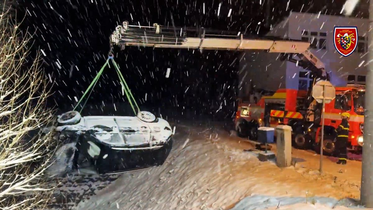 Mladý řidič škodovky dostal na sněhu smyk a sjel do koryta potoku