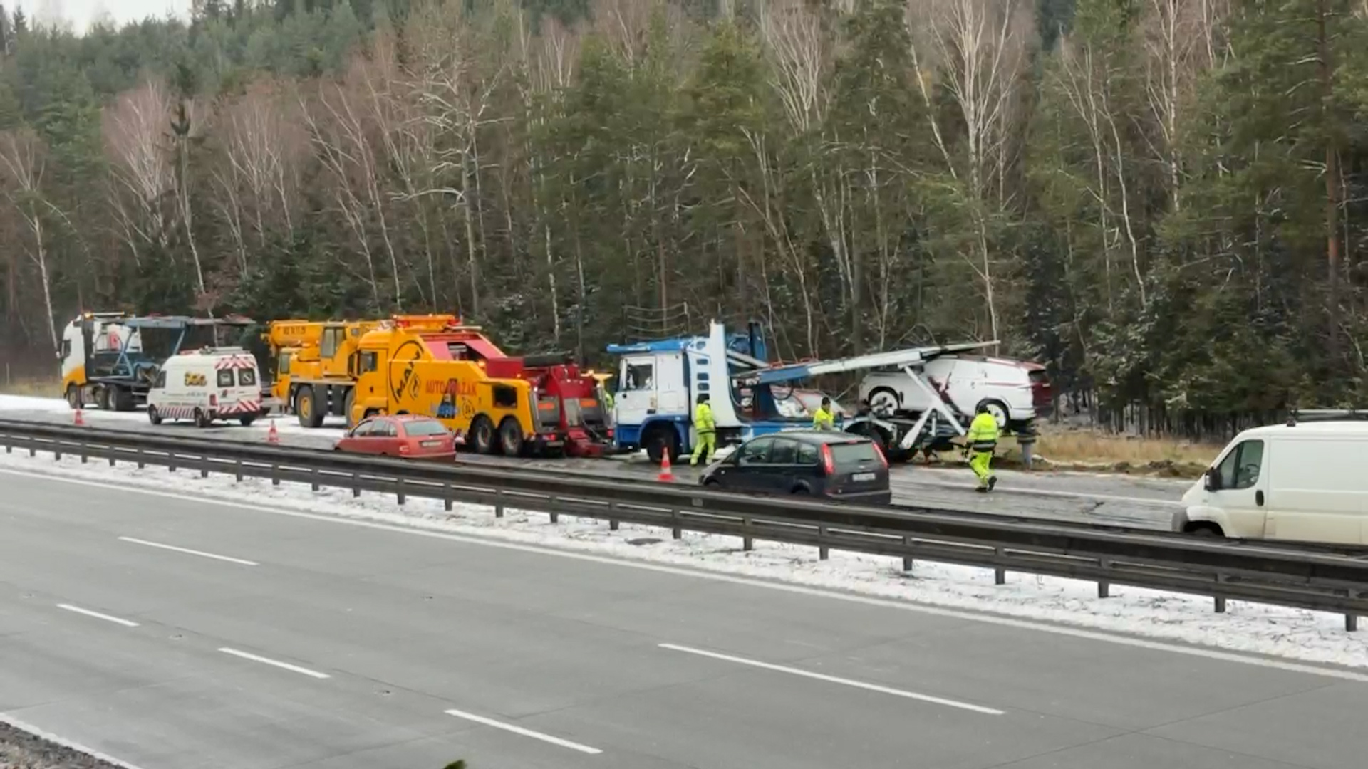 Sníh a ledovka komplikují dopravu u Prahy: D1 zablokovaná kamiony, vlaky a autobusy měly výpadky