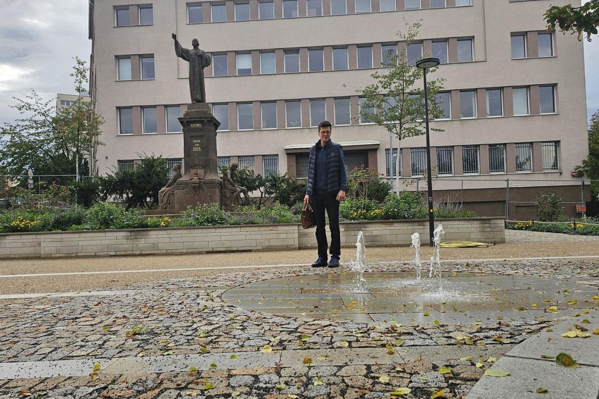 Majitelka kousíčku pozemku žije v cizině, příběh zavřeného náměstí v pražském Braníku se tak znovu protáhl