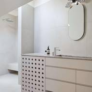 Odkládací plocha v koupelně je ze stejného materiálu jako pracovní plocha v kuchyni.