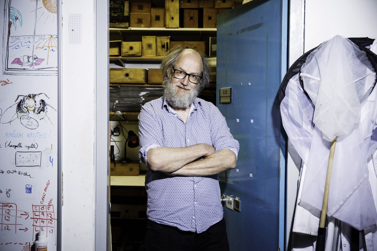 O mysli včel a hravých čmelácích. Rozhovor se zoologem Larsem Chittkou